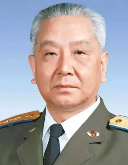 1971年，“913事件”后，空军司令部乱成一锅粥，一个空军司令在会议上吵吵闹闹