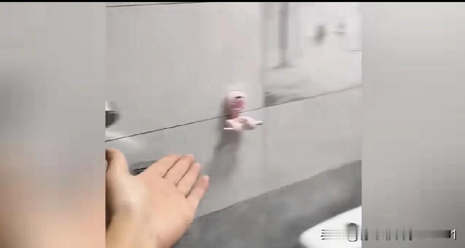 由于孩子个头矮，女子便在网上购买了花洒调节支架。晚上老公刚进房门，女子就炫耀自己