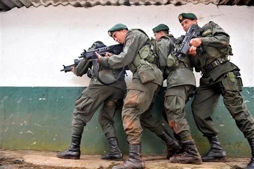 哥伦比亚国家警察大量装备以色列塔沃尔无托步枪不过24年与以色列断交了，以后不知