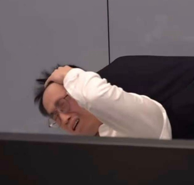 说句实话小孩压力挺大的，本来就是顶的bin的班儿，所有人都在用显微镜盯着他，第一
