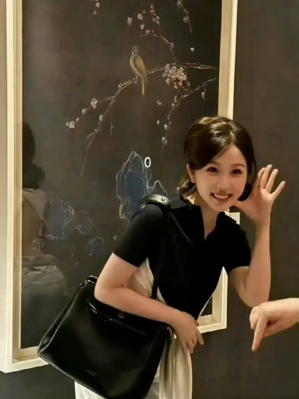 虞书欣背后的镜子曝露了她的着装，女明星还是要多注意保护自己