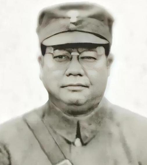 1938年，桂军189师长俘虏了两名日军。看着日军矮小的身材，师长灵机一动，想