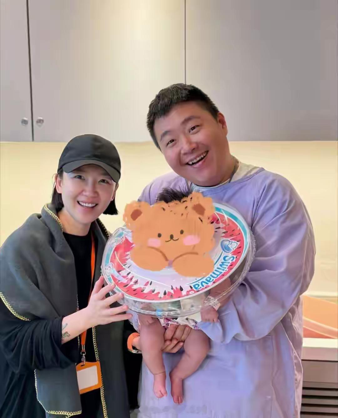 郝劭文在台湾带娃，抱着女儿打游戏，给女儿剪指甲，看起来好温柔！！！​​​