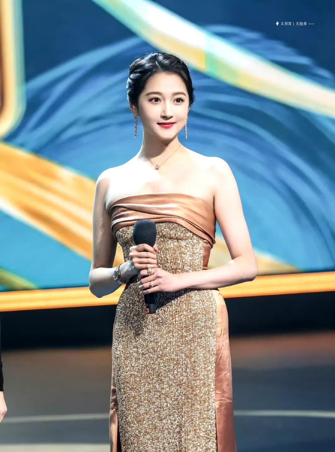 关晓彤这状态绝了！一袭抹胸礼裙，把优越肩颈、腰肢曲线全拿捏。皮肤嫩得能反光，笑眼