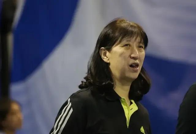赖亚文彻底“坐不住了”！谁也没想到，坐镇主场的中国女排，在亚锦赛决赛苦战五局