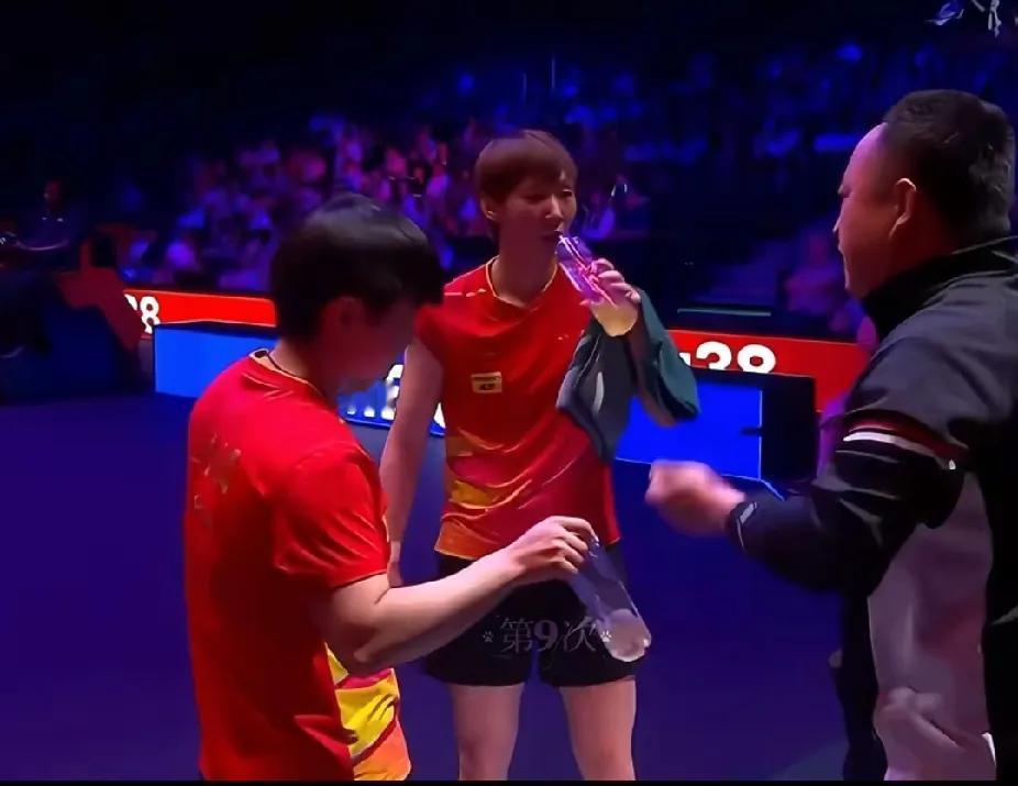 被莎莎可爱到了！双打水间小插曲刚刷到WTT美国大满贯女双赛场超可爱一幕！双