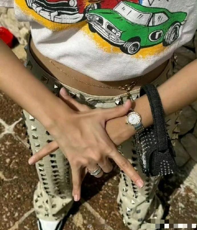 是铁腚吧！穿这种裤子都坐的下去