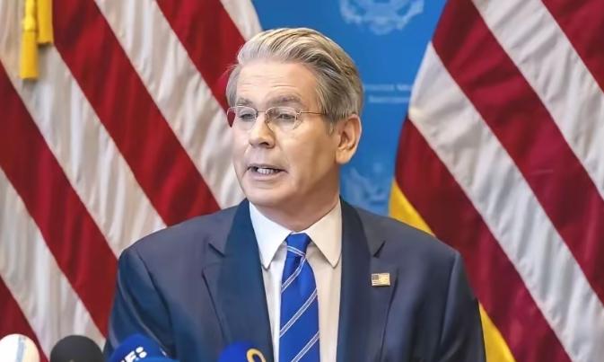 气笑了！美国财长贝森特公开声称：“世界没法承受，一个贸易顺差达到一万亿美元的中国