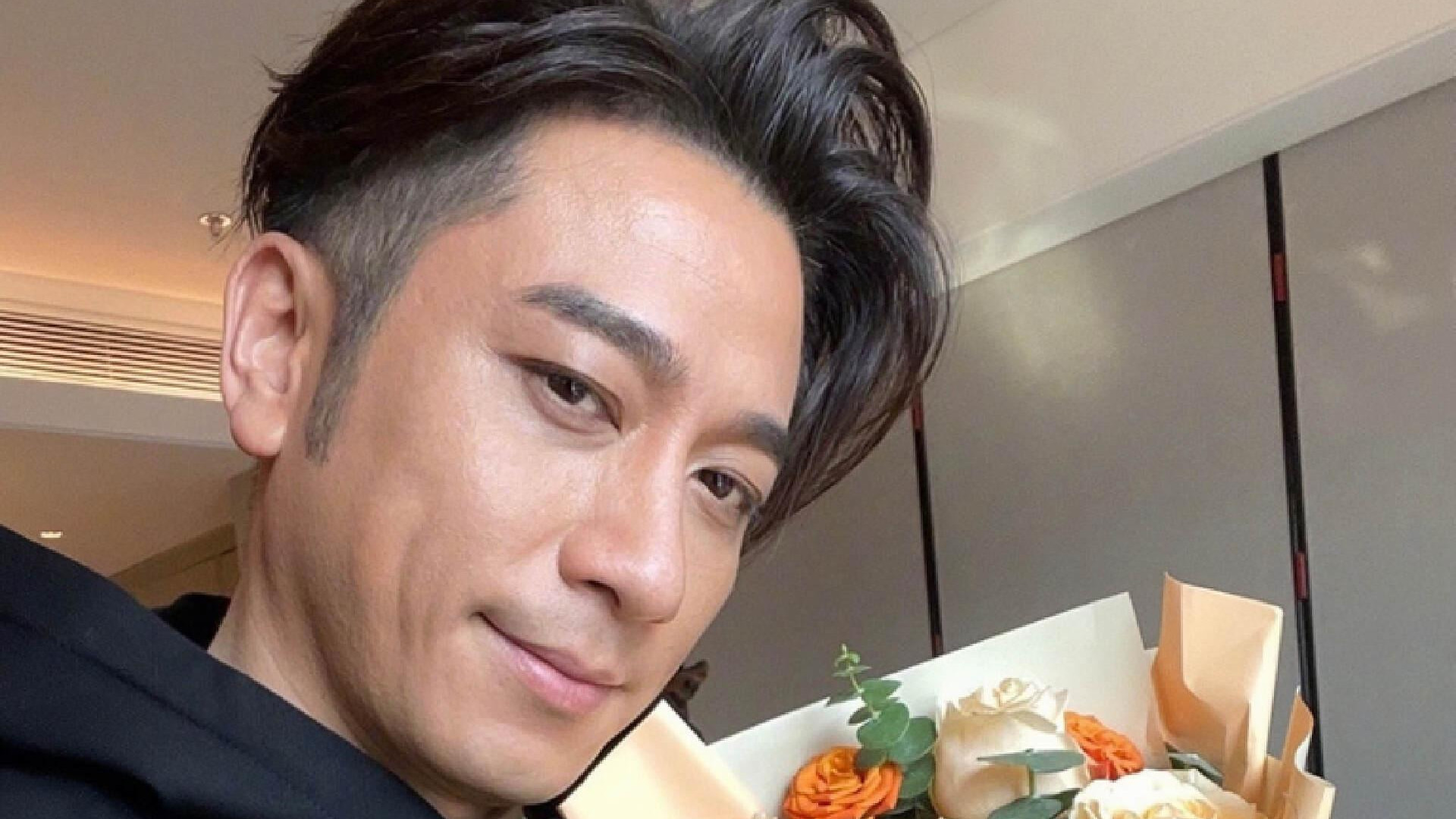 尴尬!香港知名男星活动起生理反应,双手放在裤前做掩饰