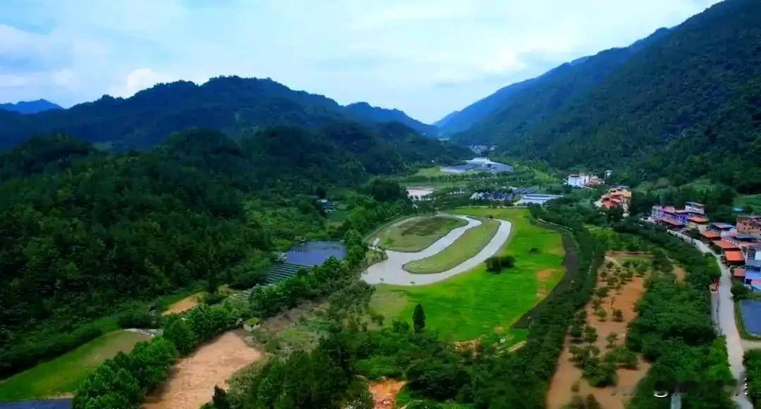 在重庆夏天七、八月份出去找地方避暑是必须的吗我在重庆，大大小小的旅游避暑地方