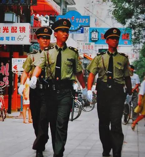 你记得第一次授警衔吗？上世纪90年代之前，我国的警察队伍着装比较混乱，除了公检