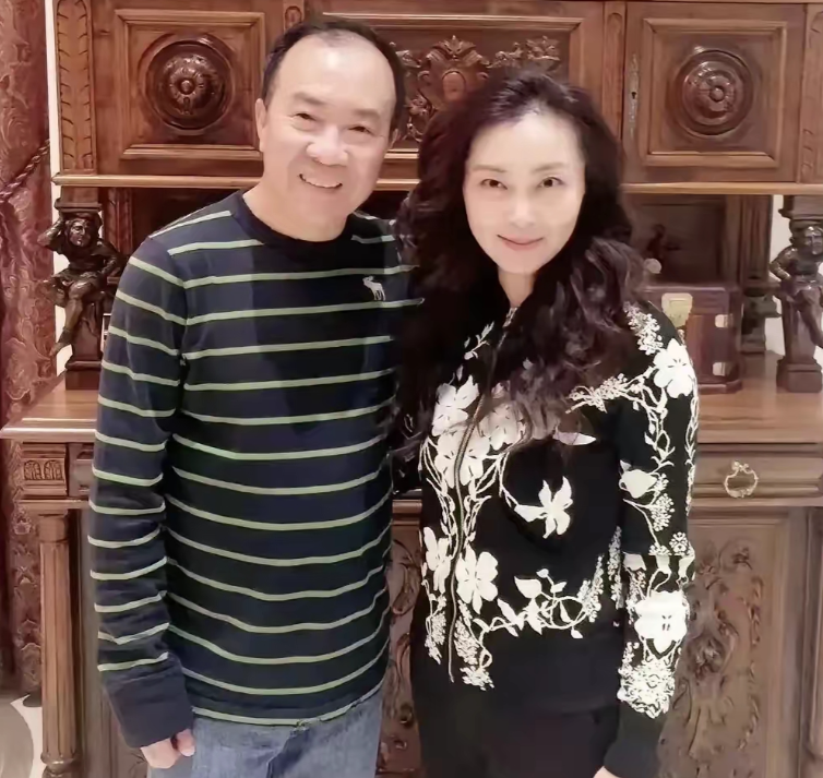 65岁的相声演员戴志诚，气色还不错。只是发量有点少，只保住了半壁江山。妻子也是五