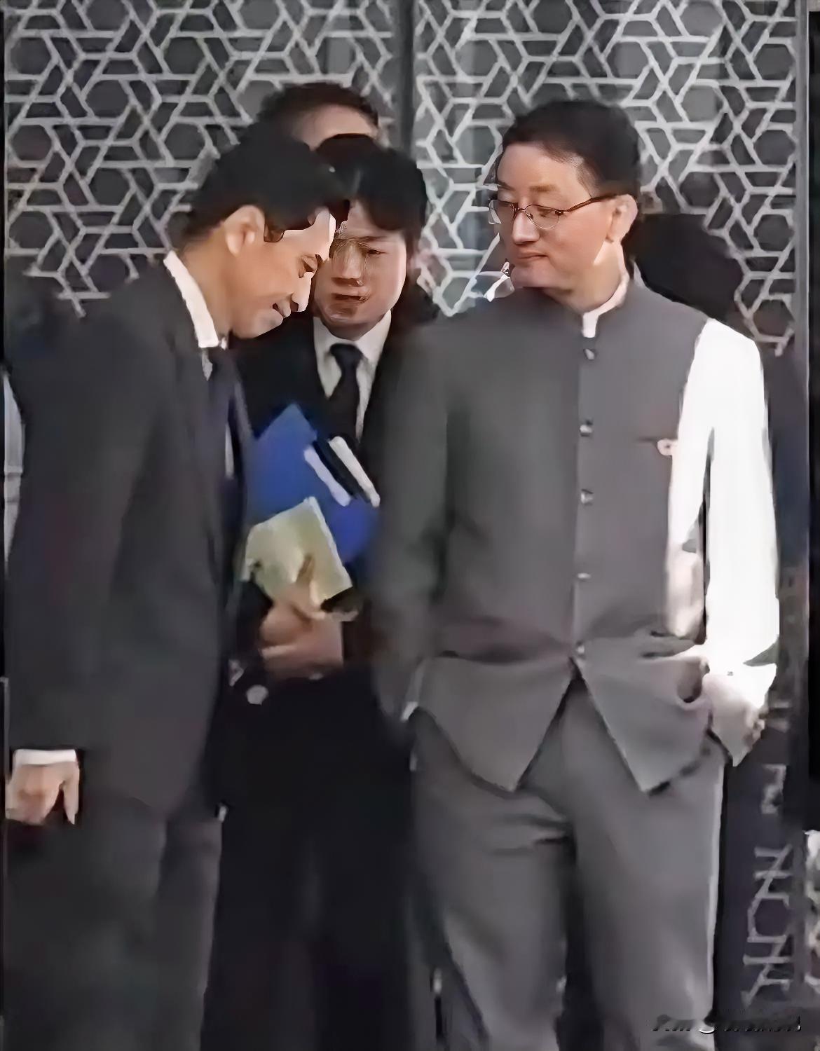 不知道你们有没有注意到会谈里的两个细节，真的越品越有味道！刘司长身着五四青年装，