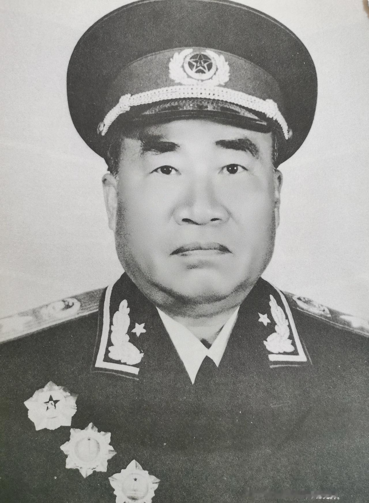 建国后朱德元帅回四川仪陇老家，大家带他来到一处青砖瓦房前，说这是他小时候住过的房