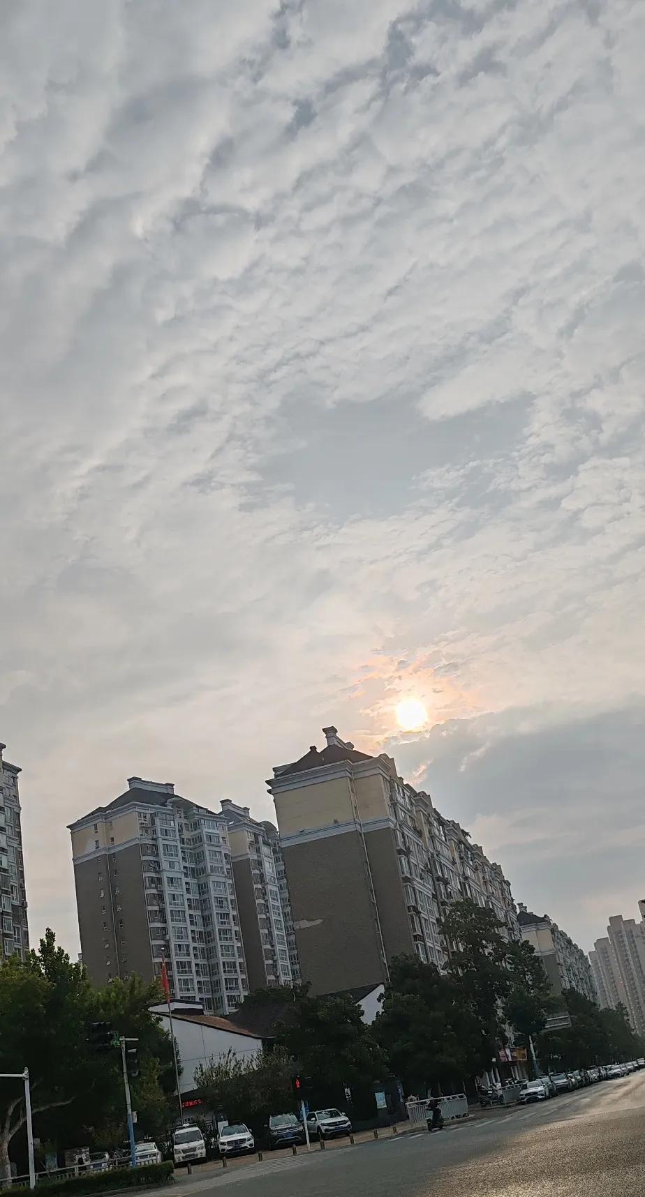#随手拍一張天空照#早晨的太阳随手拍…