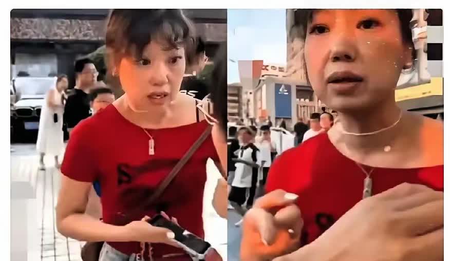 这位游客在重庆玩得正开心。他没想到，在洪崖洞想和家人拍张照，突然