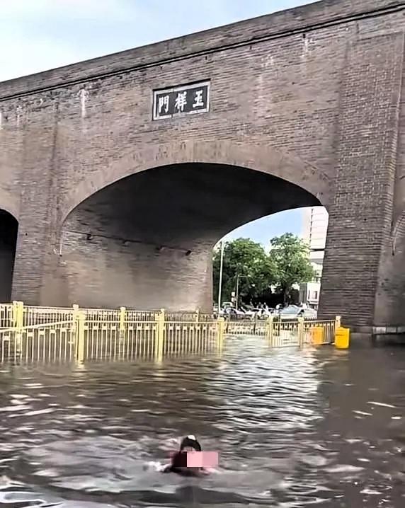 昨日7月30日，西安暴雨，城市很多区域积水严重。却晚上就网传一红衣女子居然就在玉