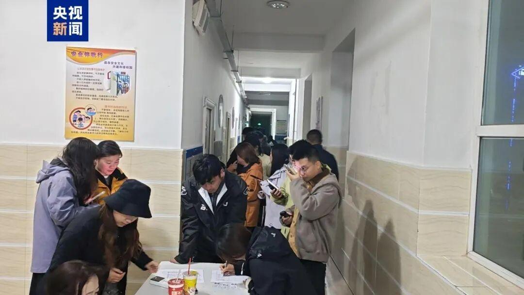 零下4℃的祁连，516名游客住进学生宿舍，学生回来发现：充电线没了，抽屉被翻过…