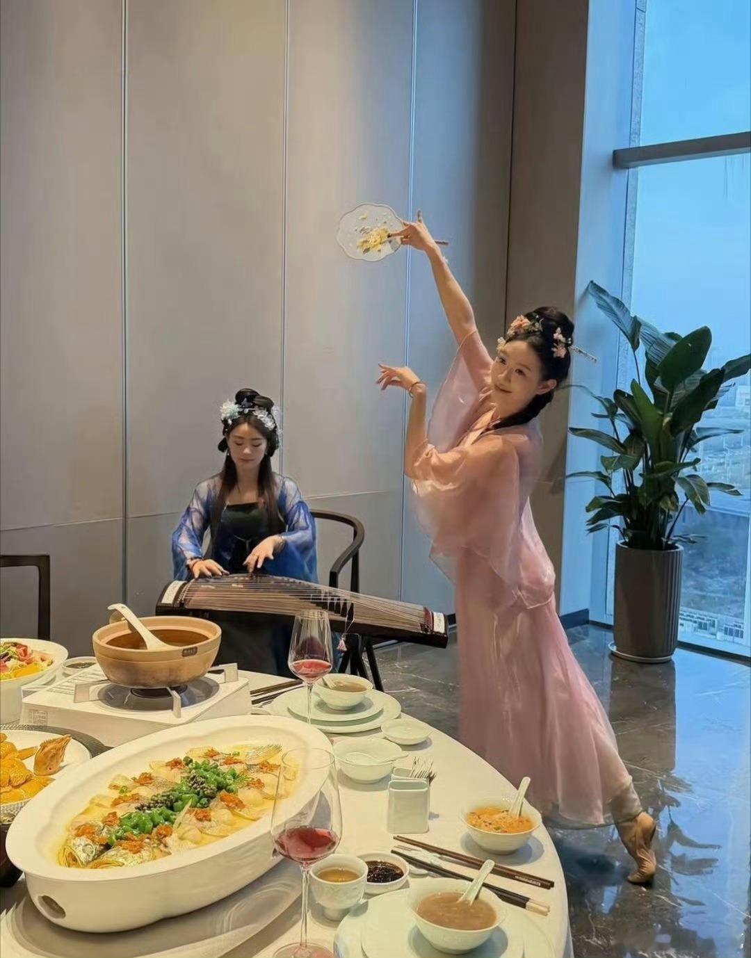 这顿饭舞蹈比菜还贵吧