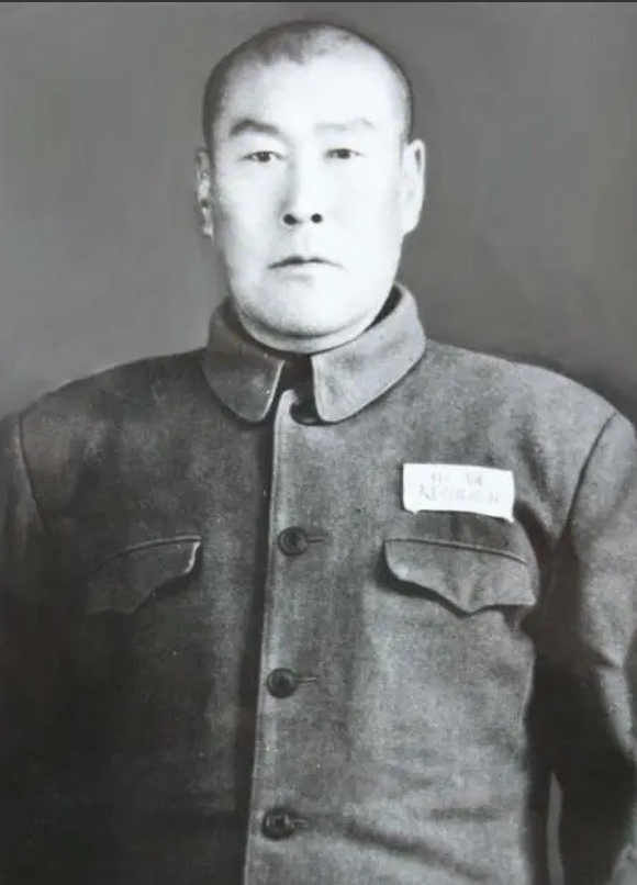 1942年，一女八路从来不洗脚，引起了游击队长甄凤山的警惕，他半夜潜入女队员房间