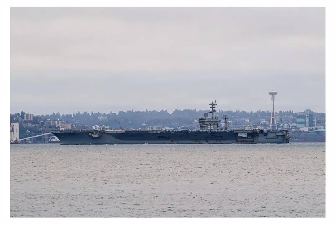 就在昨天，美国海军正式官宣，现役舰龄最长的核动力航母尼米兹号退役时间从原计划的2