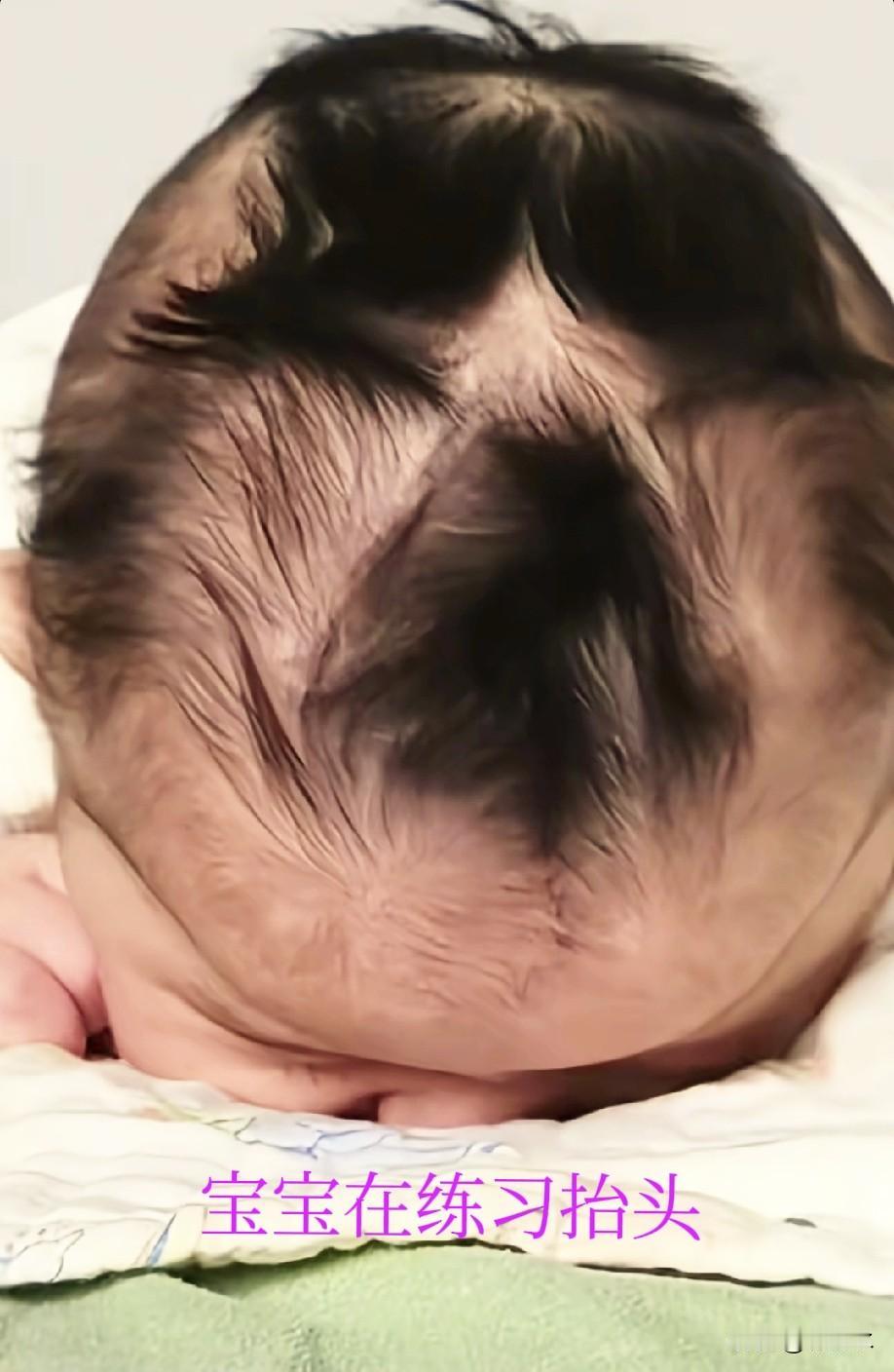 我还是第一次见到这样的宝宝👶🏻。这位宝宝头顶上有九个旋，还是连心眉，眼神坚