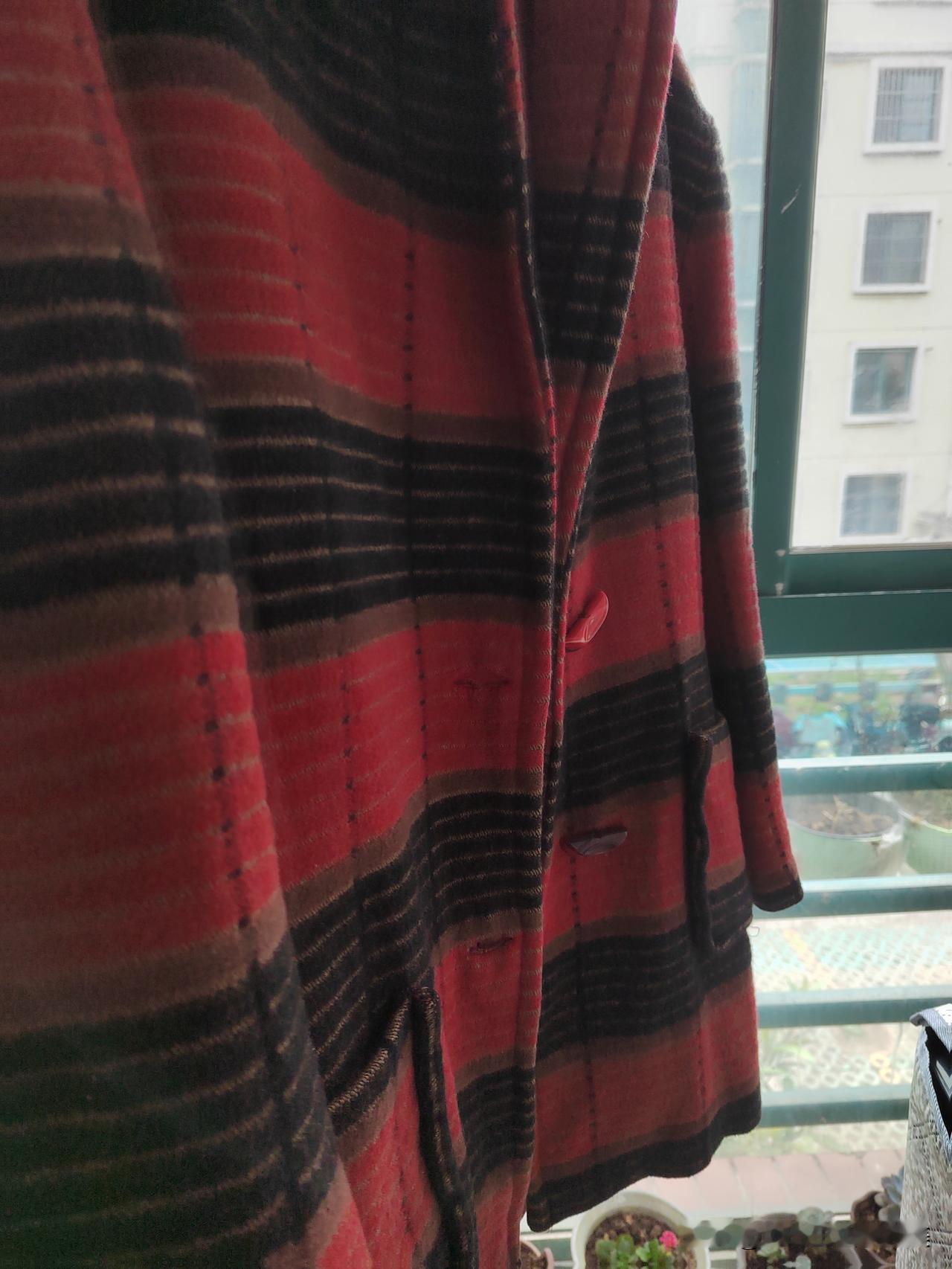 98年的衣服怎么办？收拾衣柜，把这件衣服又拿了出来。这件衣服比儿子就小一岁。