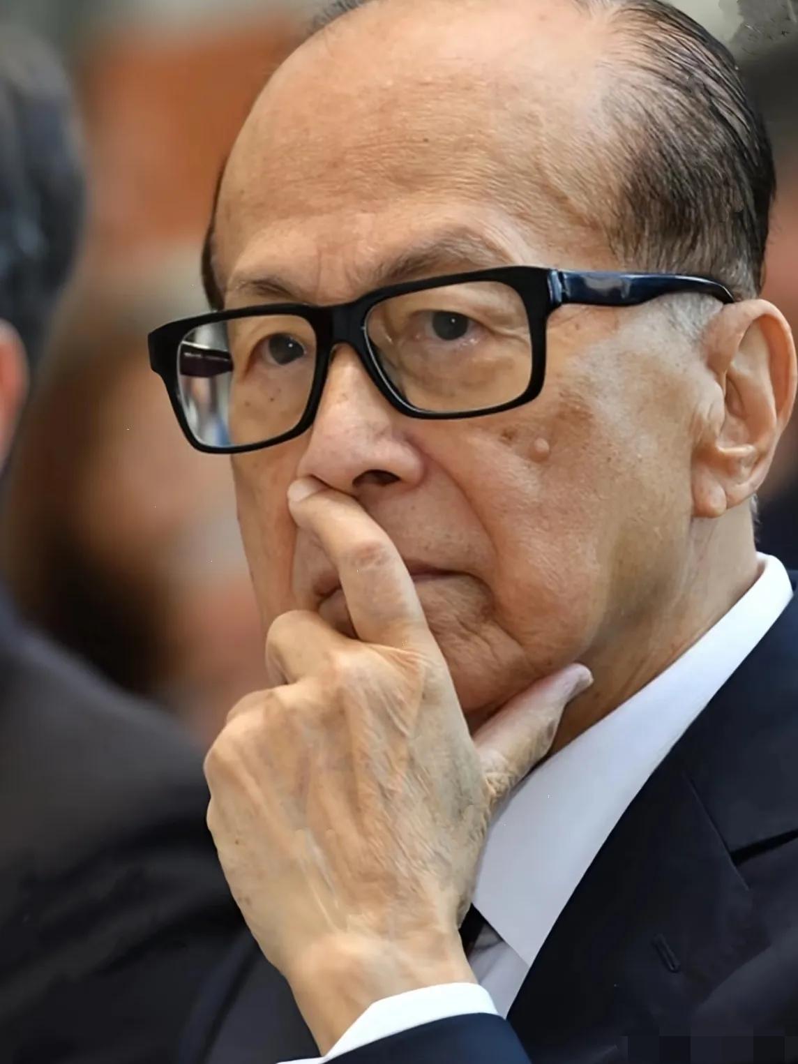 在香港长实集团泼油漆属于爱国吗？一个49岁的男的去香港想找李嘉诚，保安不让见，