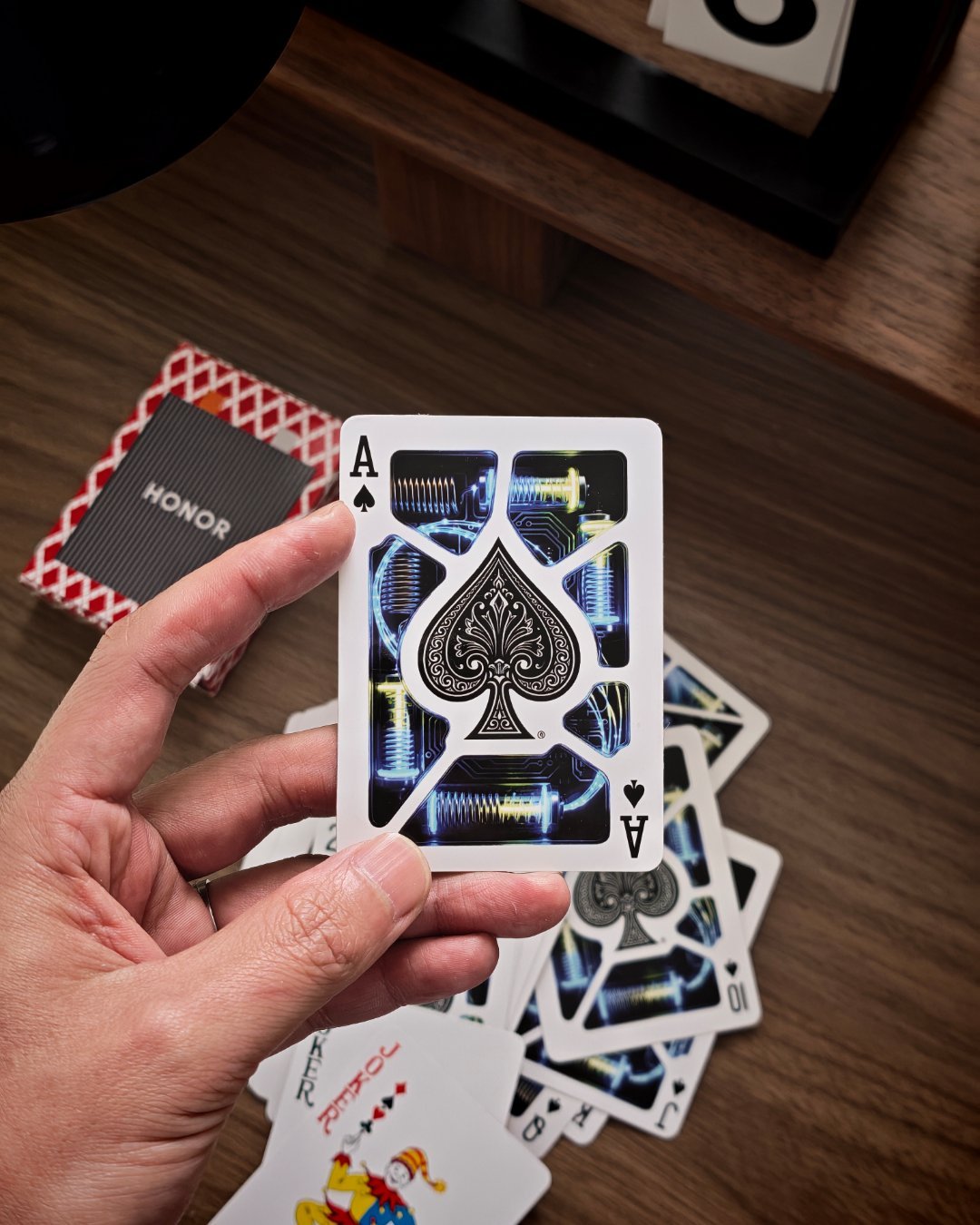 荣耀寄来了一副扑克牌，里面藏着一片MagicV6的刀片电池，是真的非常非常薄。