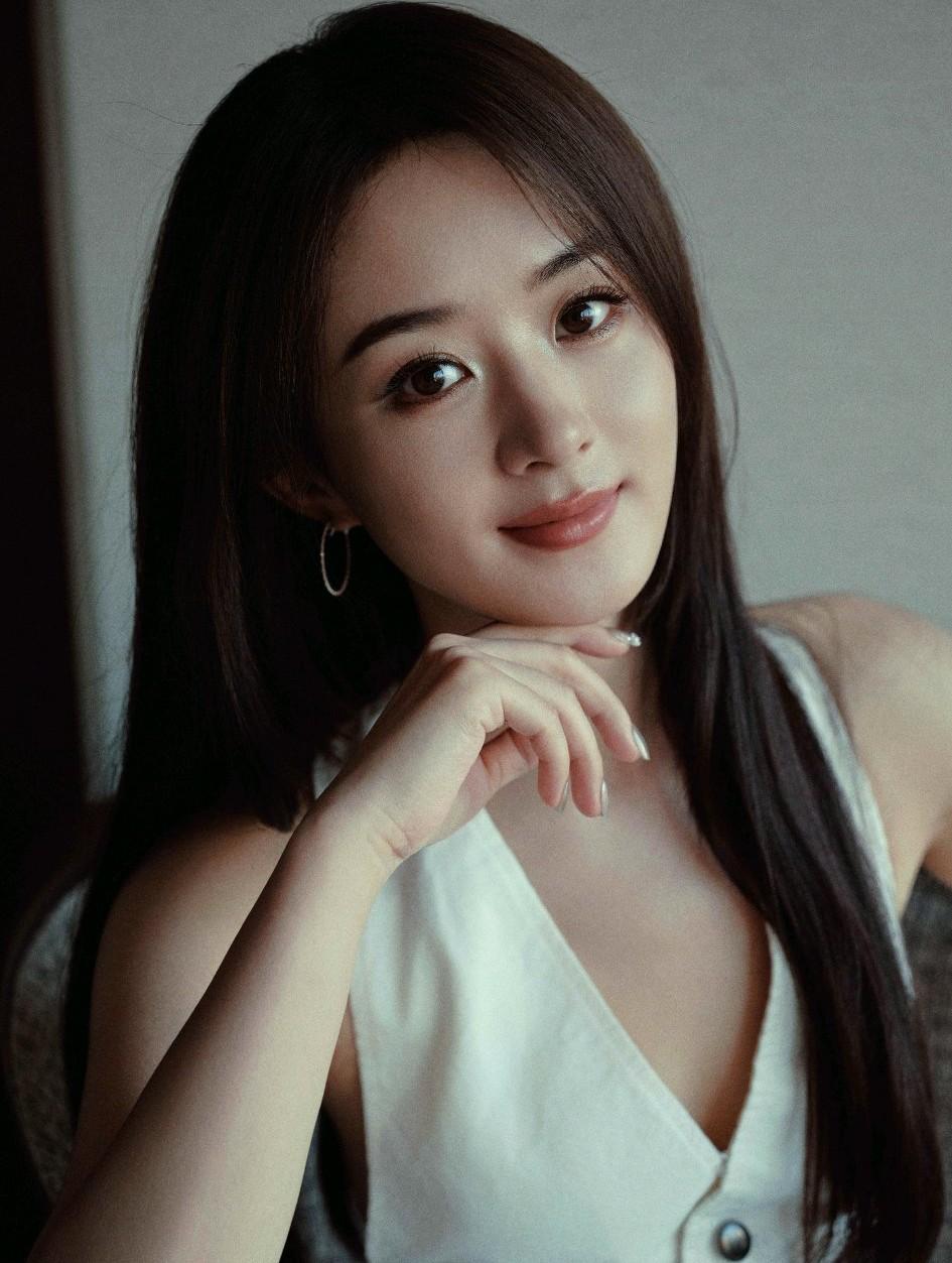 今日新鲜的丽颖简直太美了吧！久违长的直发造型真好看，越发的年轻哈！看到