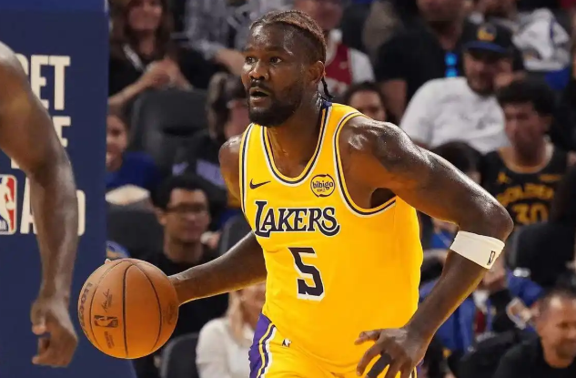 提醒一下，湖人本赛季是不会轻易做交易的先说原因：需要续约的人太多，交易来的任何