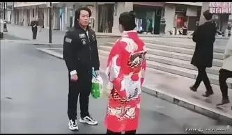 一小伙子，发现马路上有人穿着和服，学着日本女人走着小碎步，那是气不打一处来，上前