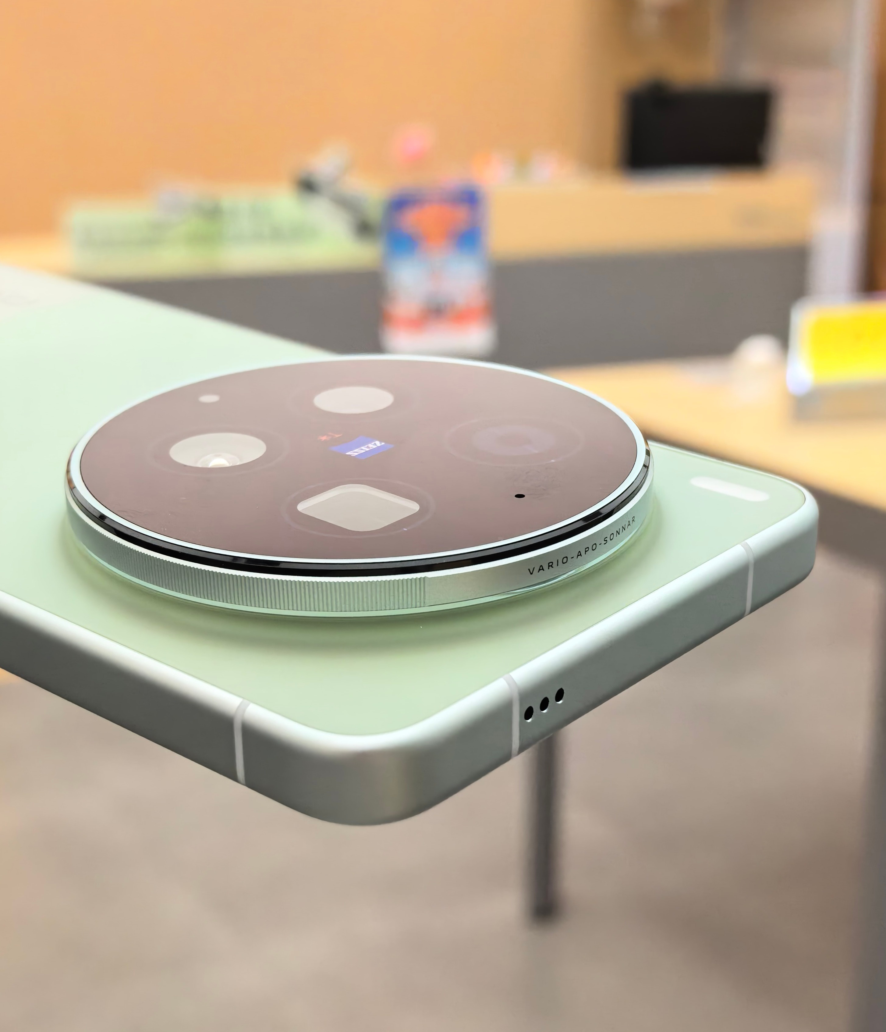 vivoX300Ultra胶片绿真机图来了。这个绿色真的挺清爽的，是那种马卡