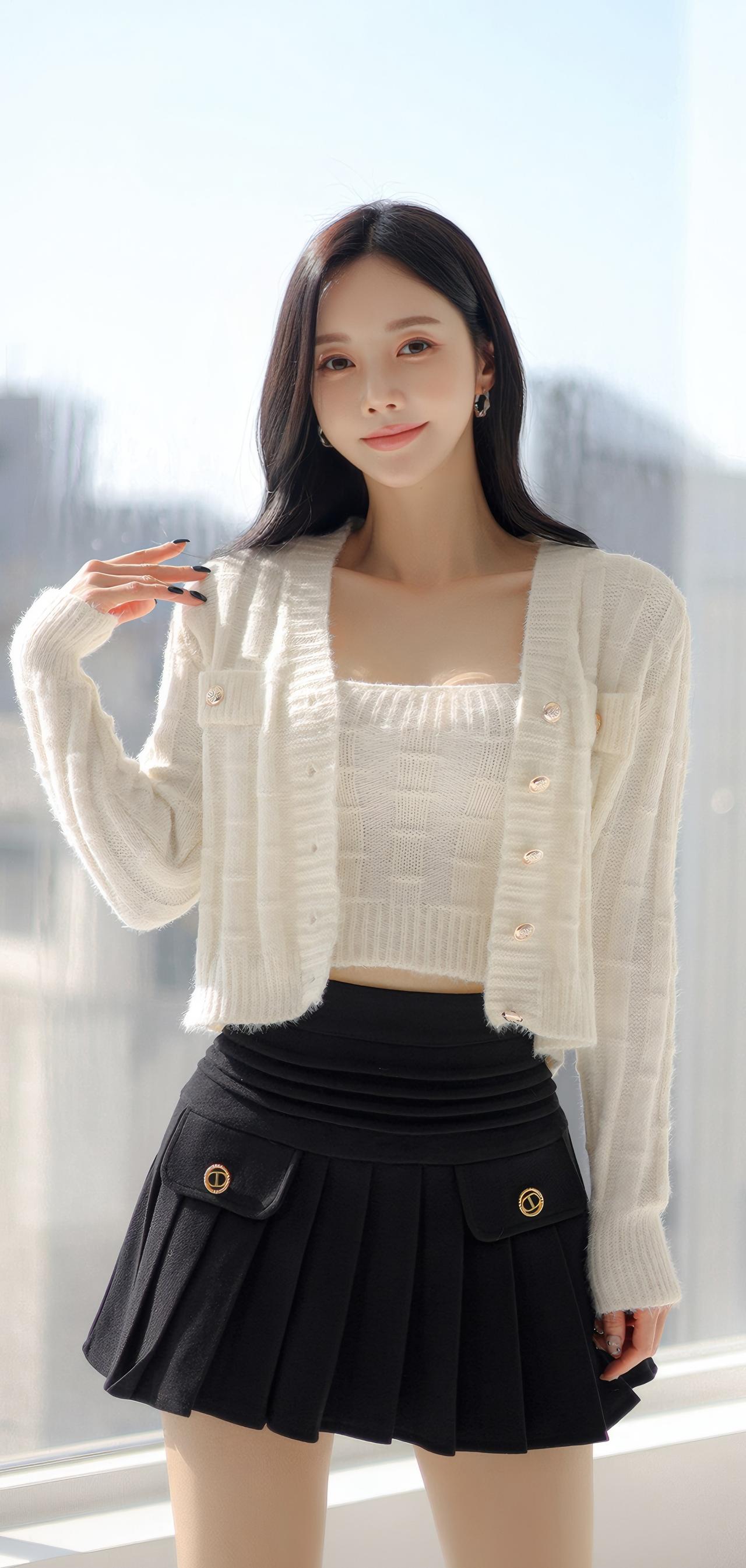 温柔甜美的校园风穿搭，白色毛衣+黑色百褶裙，清新自然！🌸👗