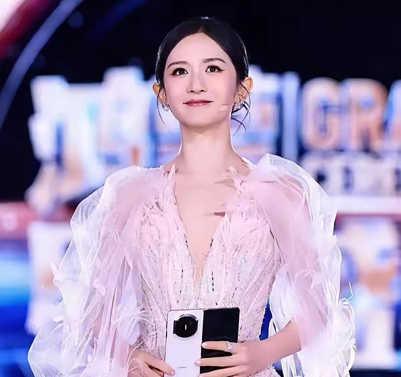 张杰今晚怕是要对着天花板笑到天亮——谢娜在鸿蒙星光盛典上的状态，简直把“爱人如养