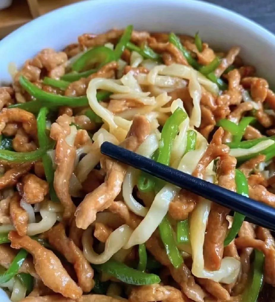 拍个照，把饭店老板吓了一大跳昨天晚上，出去吃个饭，进了一家面馆，点了个青椒肉丝