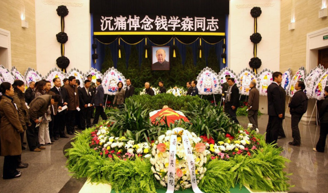 晚年的钱学森整日躺在床上，寡言少语，所以有人怀疑他得了老年痴呆症，于是找来医生测
