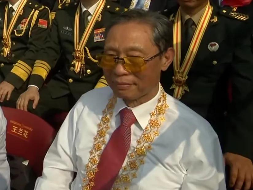 [点赞]今天的阅兵仪式上，看到钟南山院士在天安门城楼上出现，还给了他一个镜头特