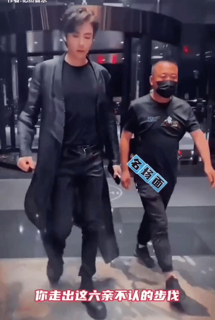 我估计他已经看见了，但是那么多人，不好意思系上，所以才走的那么快[呲牙笑]