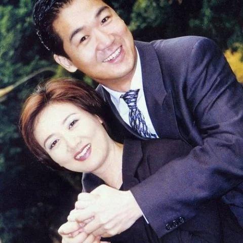 先说邓婕这个人，骨子里就是当年王熙凤那般的清醒干粹。家里过日子，败政大权邓婕手