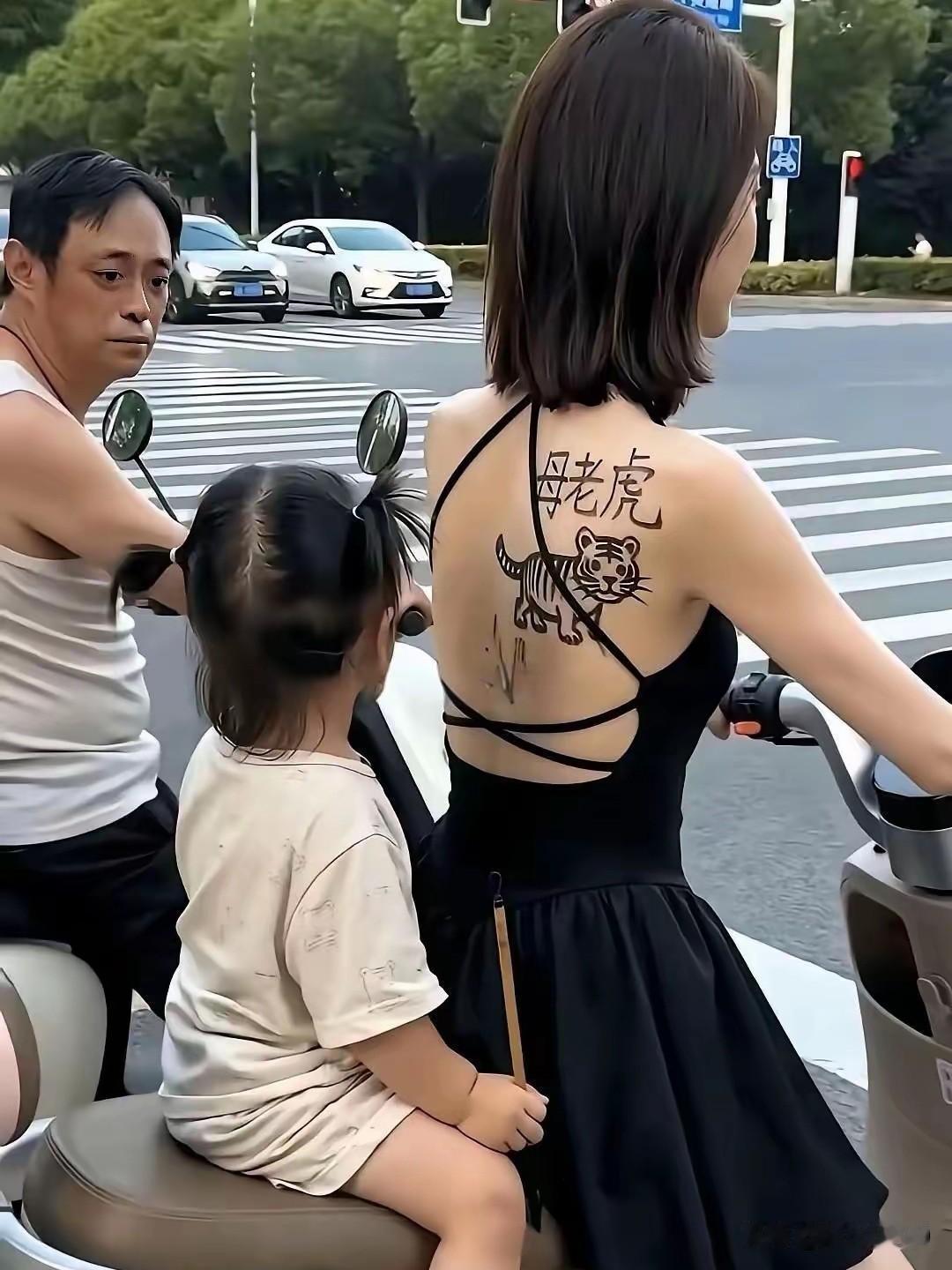 刷到这个热门段子，实在笑不出来。网传小女孩给妈妈后背画上老虎，标注“母老虎”，
