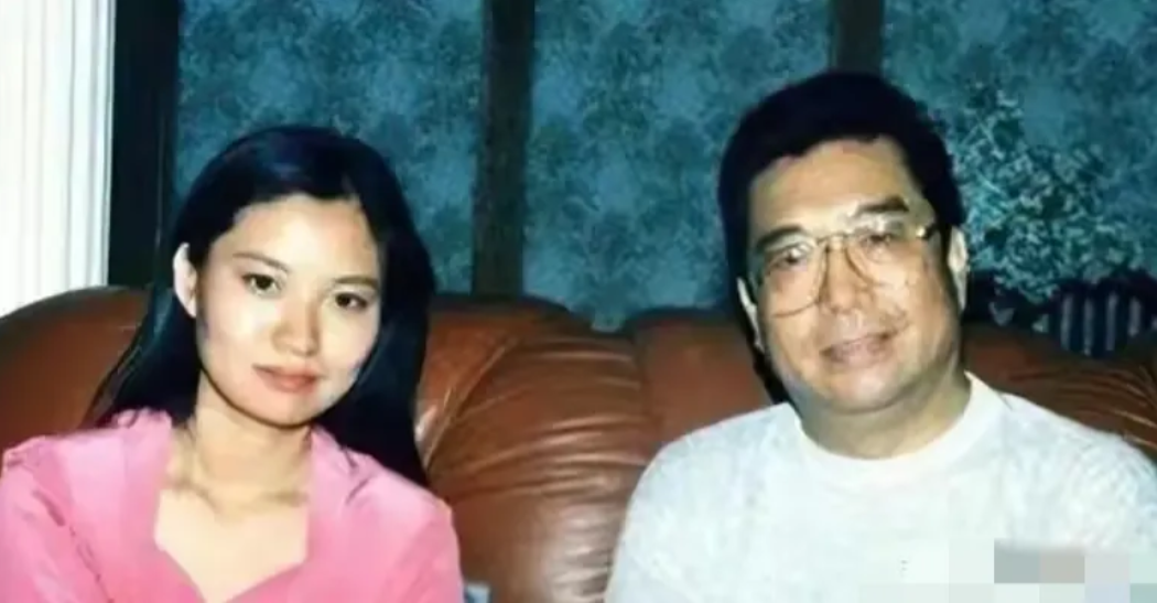 李双江的前任感觉比梦鸽还要漂亮！一双迷人的大眼睛真漂亮，皮肤白嫩白嫩的，乌黑靓丽