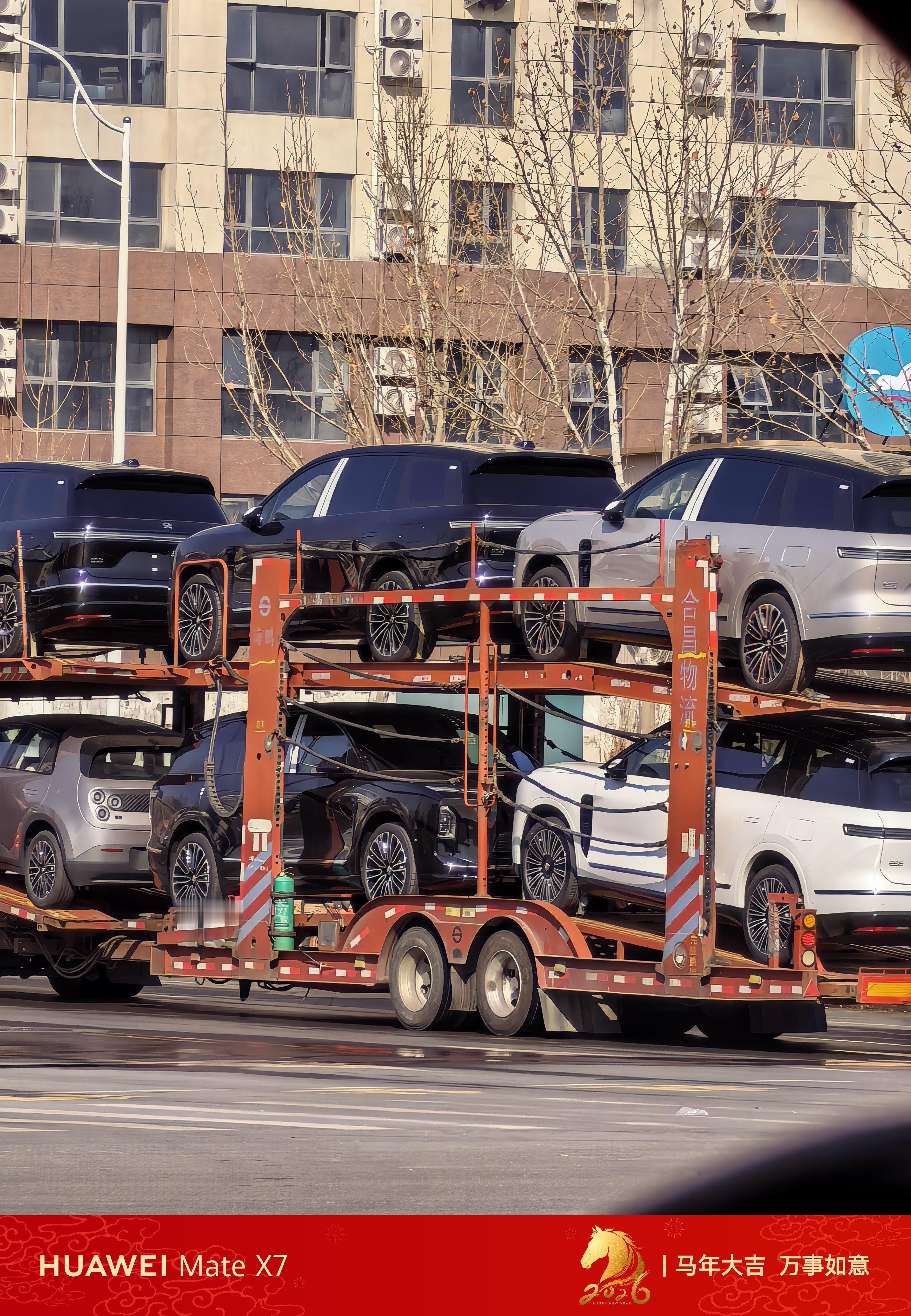 这是谁的ES8啊刚刚看到两大车奔着交付中心去了