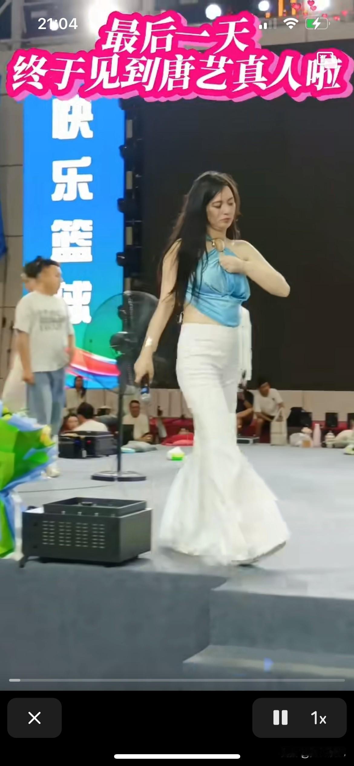 唐艺老师爆露出肚脐，一身的肥肥的肉，这样的身材真的难得一见，毕竟岁数有那么大了，