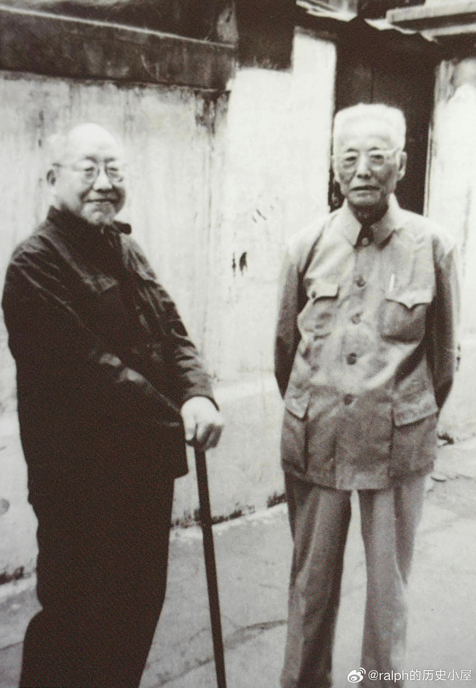 1982年6月7日郑超麟（左）、黄玠然巡访中宣部旧址合影。1926年4月中共中央