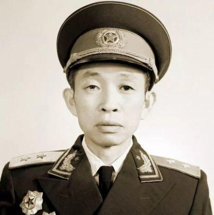 虽然这位开国中将打仗的勇猛程度并非最突出，却能获得两位名将由衷称赞，这是什么原因