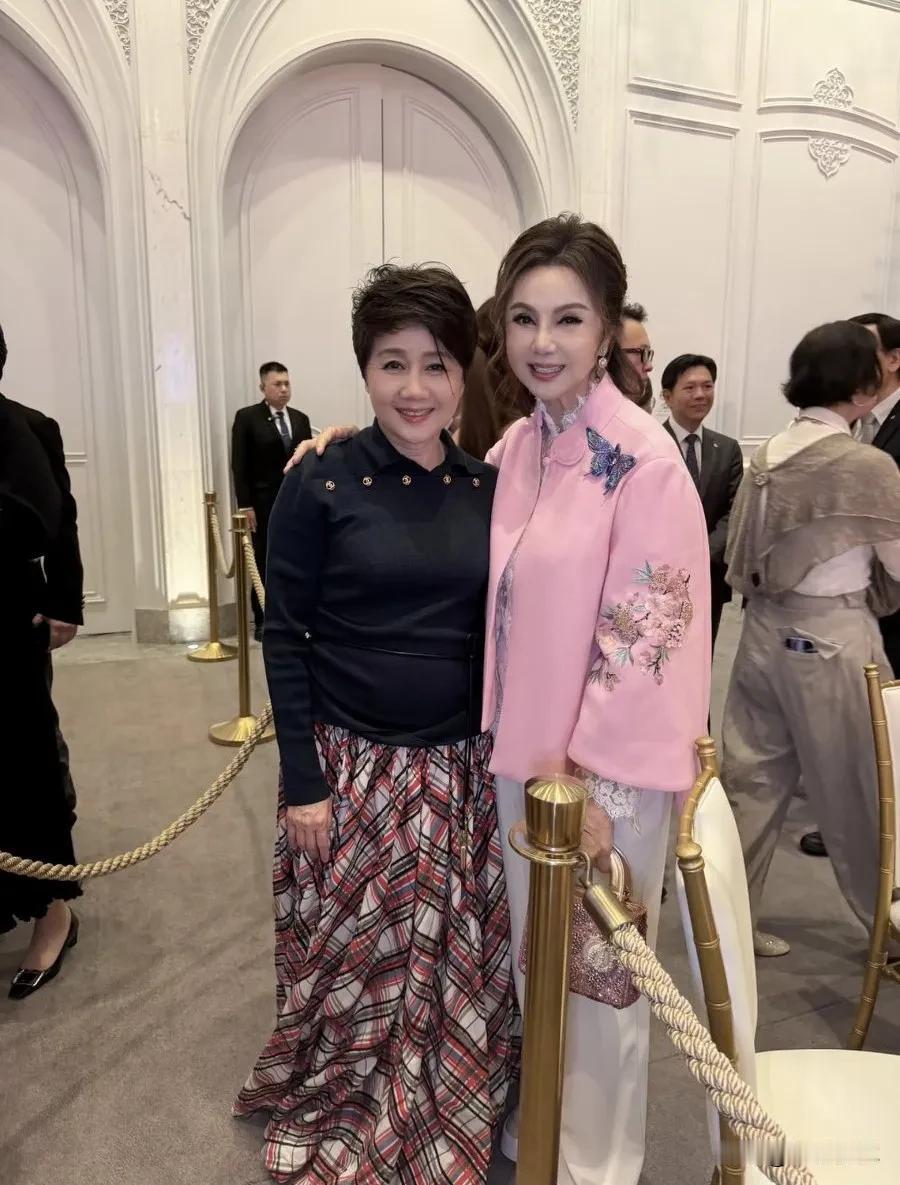 9月29日，谢玲玲晒出前一晚参加奚梦瑶澳门婚礼答谢宴的名流合影，现场群星荟萃，一