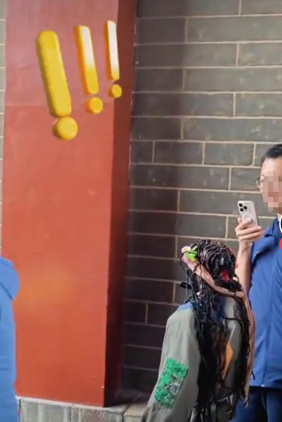 近日在景区里，一个走路怪异的乞丐吸引了游客们的注意，只见这个乞丐走到一位大妈跟前