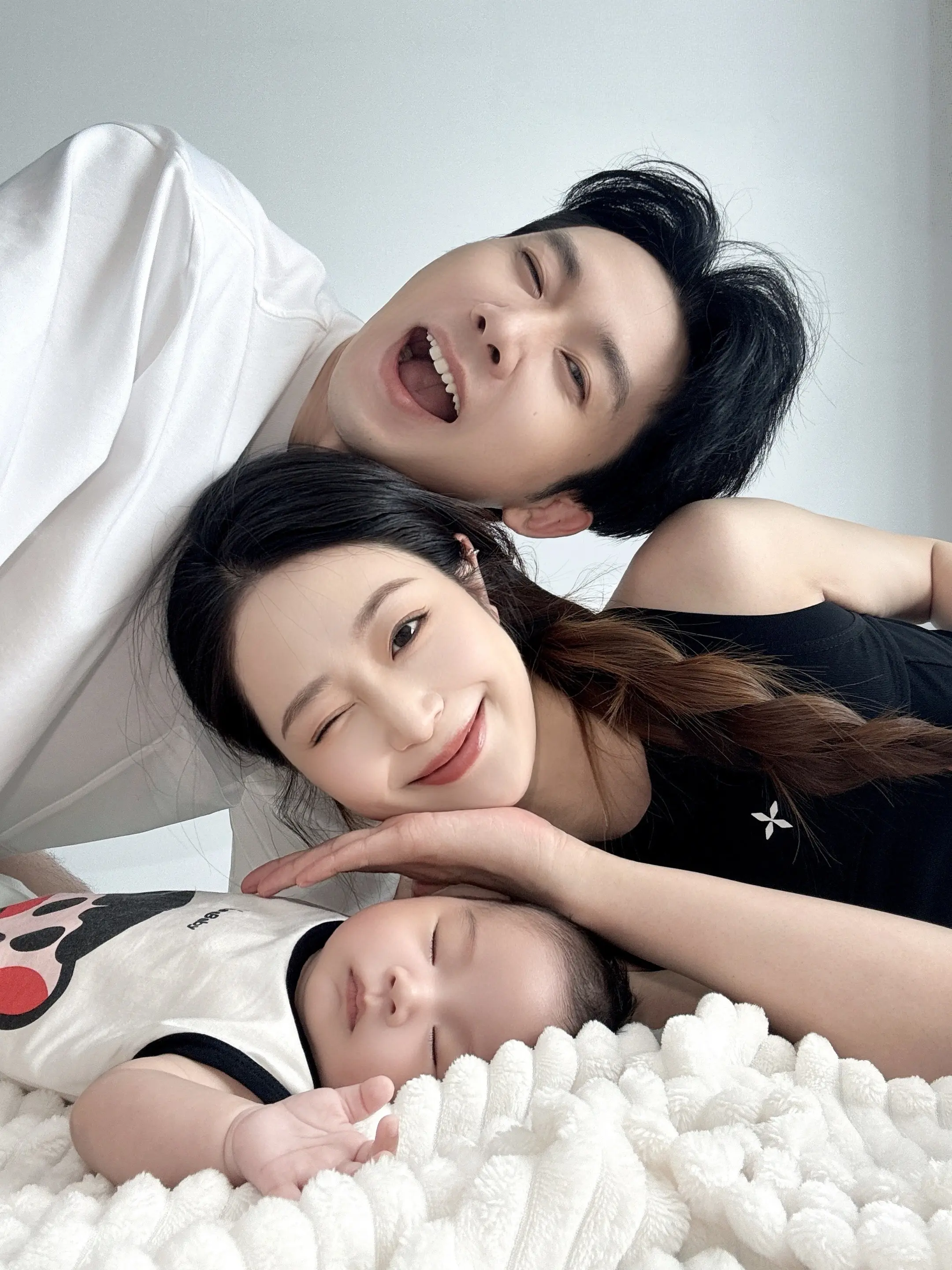 是结婚三周年纪念日❤️。也是乐宝的第一个儿童节👑 以后的六一都是三个...