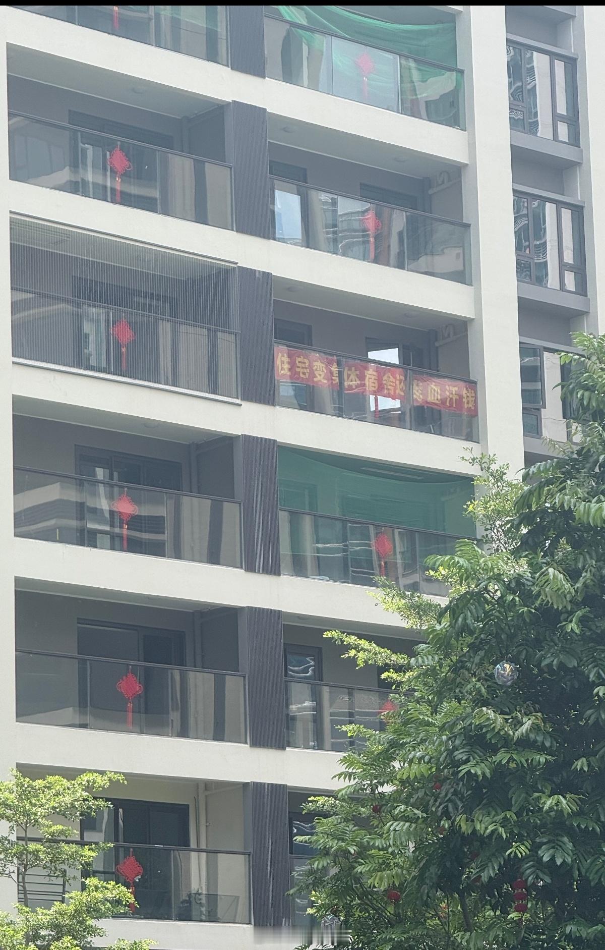 欢迎选购宿舍楼，龙岗某大运新盘的横幅挂出来了。深圳